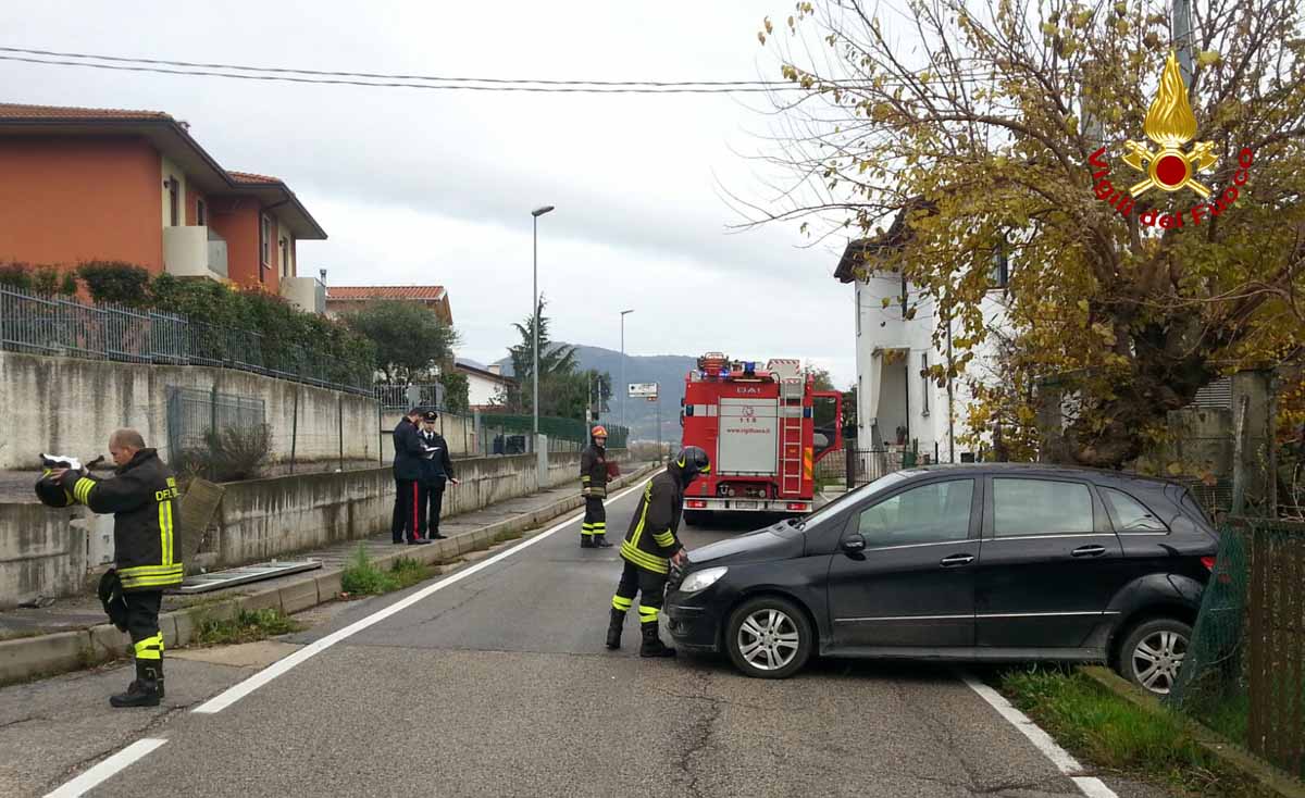 SETTE CONTATORI DIVELTI DA UN'AUTO PARCHEGGIATA MALAMENTE IN PENDENZA